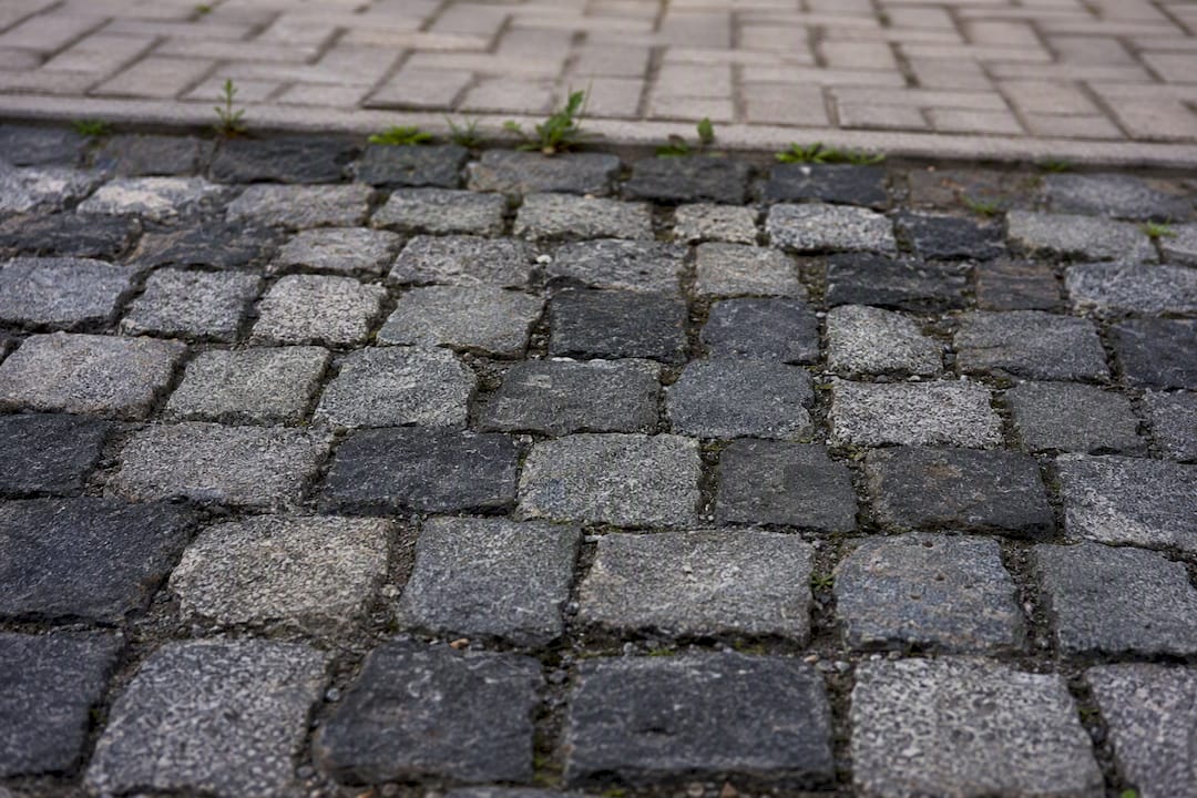 Nahaufnahme von Granit- und Basaltnatursteinpflaster