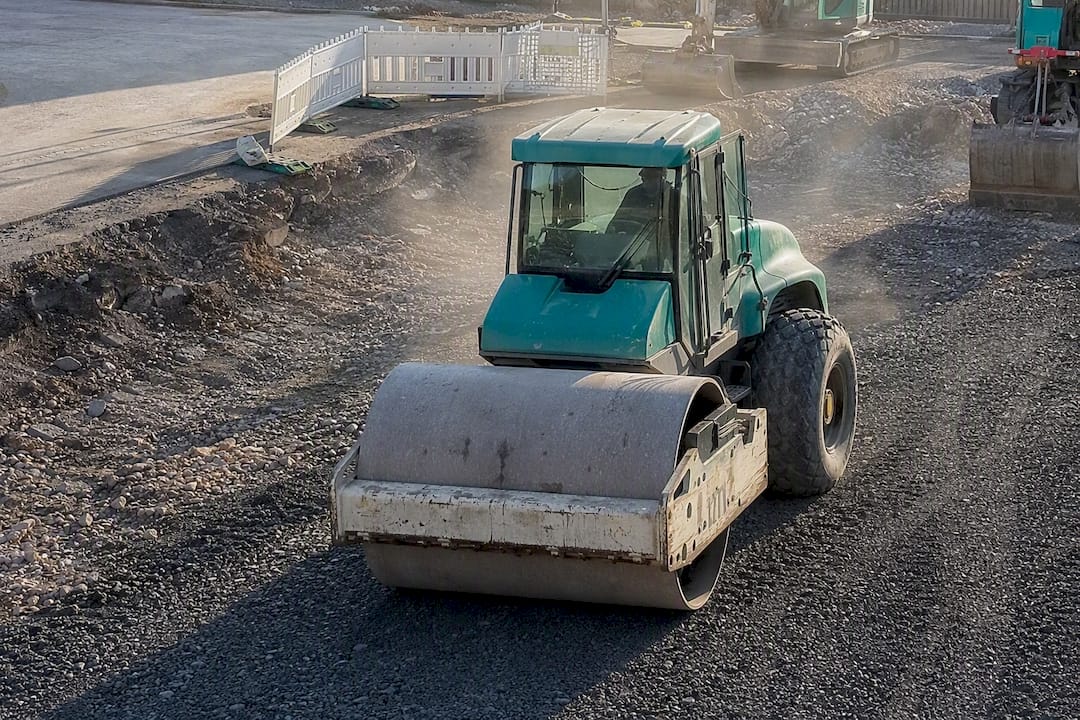 Bodenverdichtung mit Walze auf der Baustelle