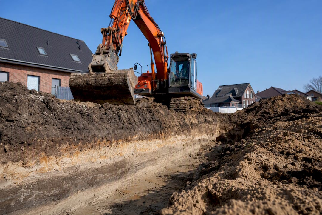 Baggerlöffel gräbt Bodenschichten auf einer Baustelle in Deutschland