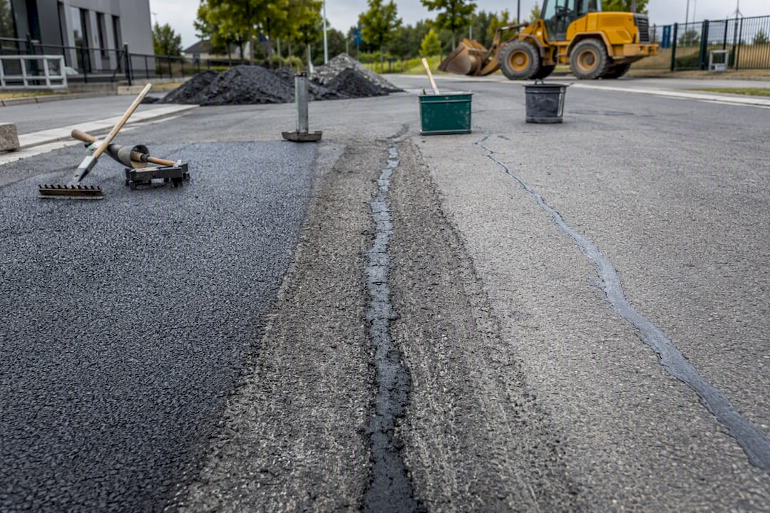Verschiedene Methoden zur Reparatur von Asphaltrissen nebeneinander dargestellt