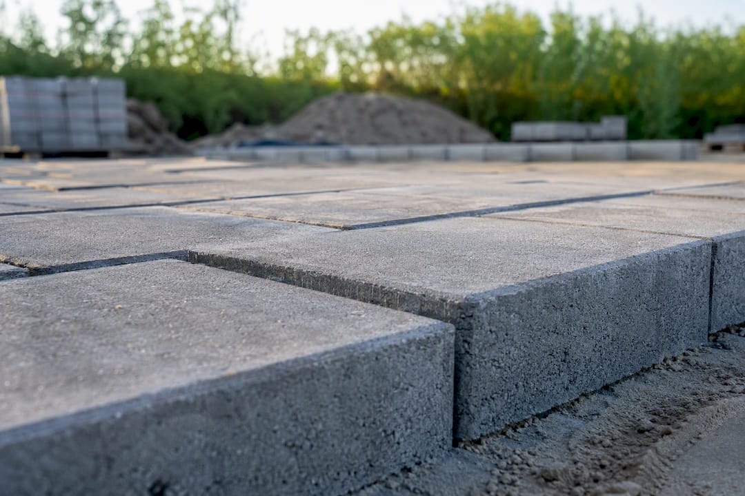 Nahaufnahme von Betonpflastersteinen mit Fokus auf Qualitätsdetails