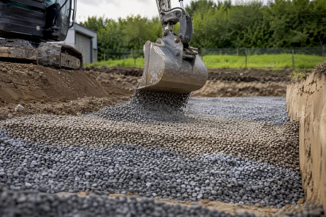 Geschichteter Boden und Kies unter einer Baustelle
