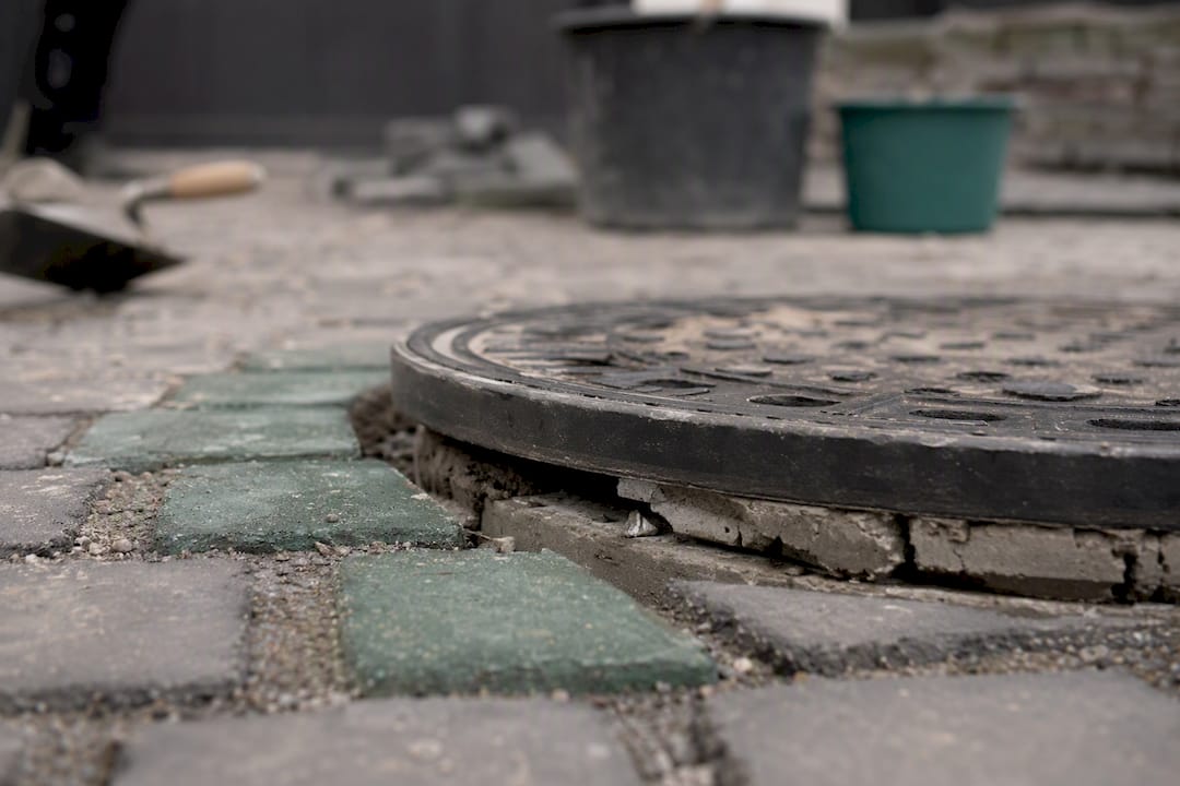 Schachtdeckel mit unzureichender Mörtelunterlage