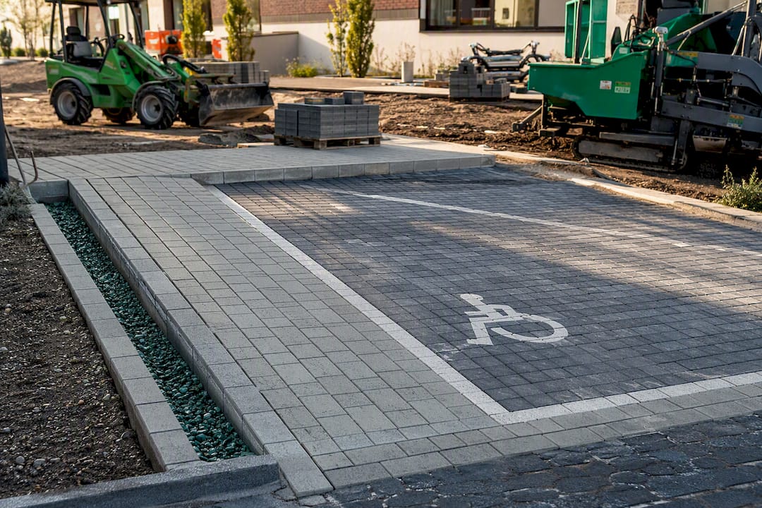Barrierefreier Parkplatz mit seitlichem Rollstuhlausstieg auf einer Baustelle