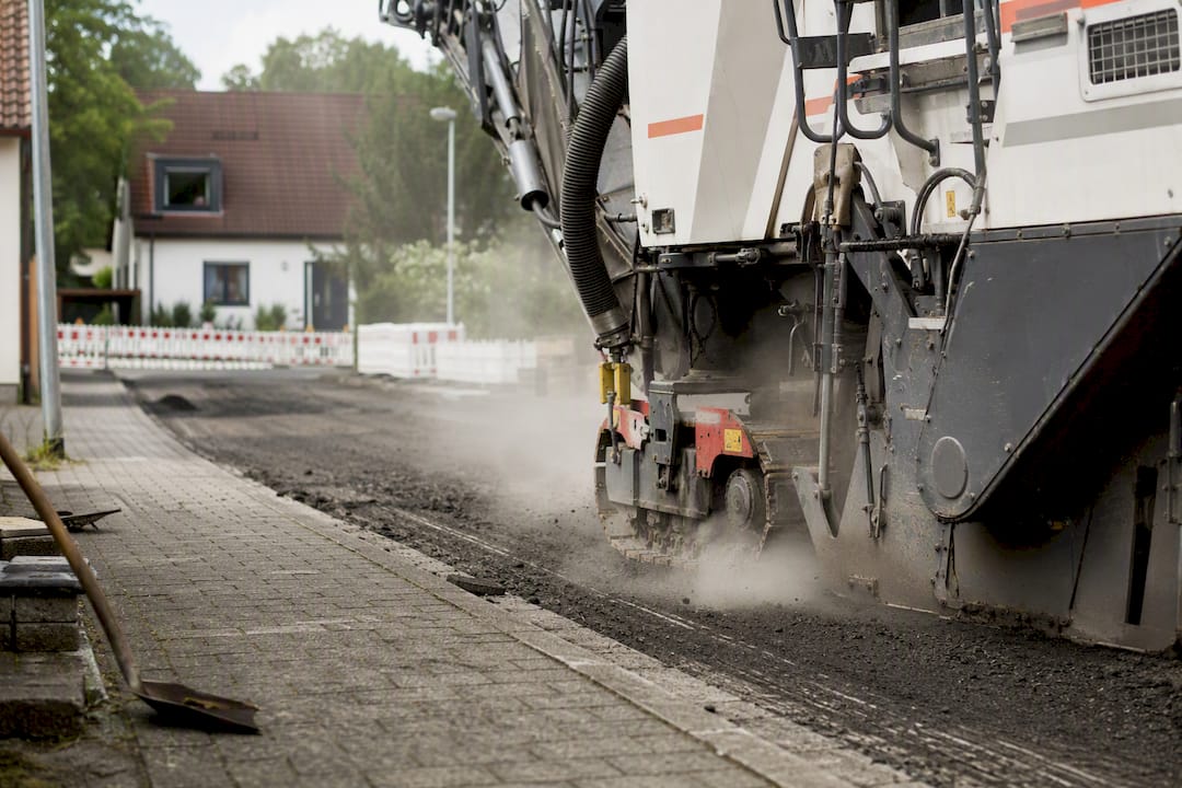 Asphaltfräse entfernt Asphaltschicht
