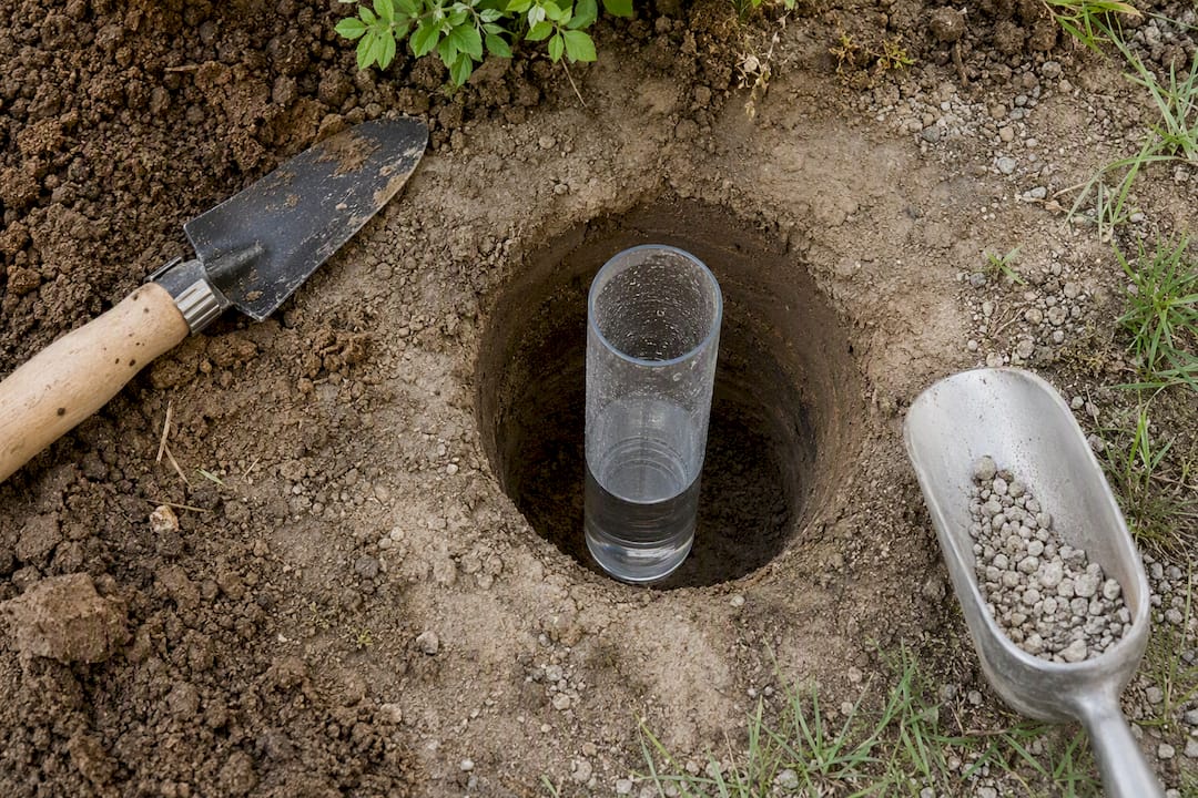 Versickerungstest auf verdichtetem Gartengrund