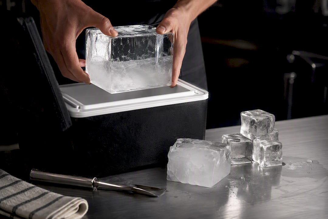 Directional freezing for clear ice