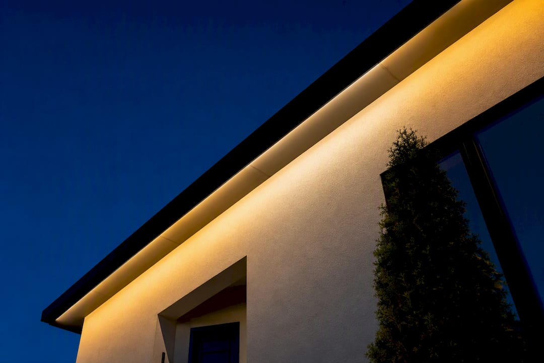 No More Ladders: Permanent Year-Round House Lighting for Homeowners