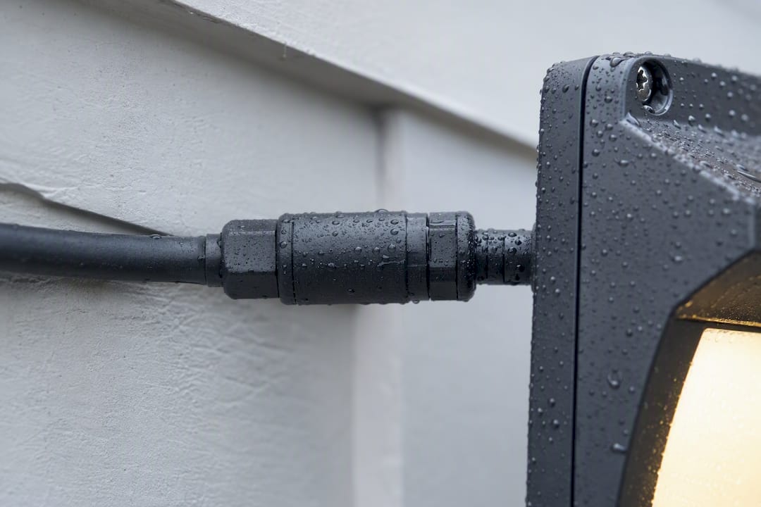 Sealed weatherproof outdoor lighting connection