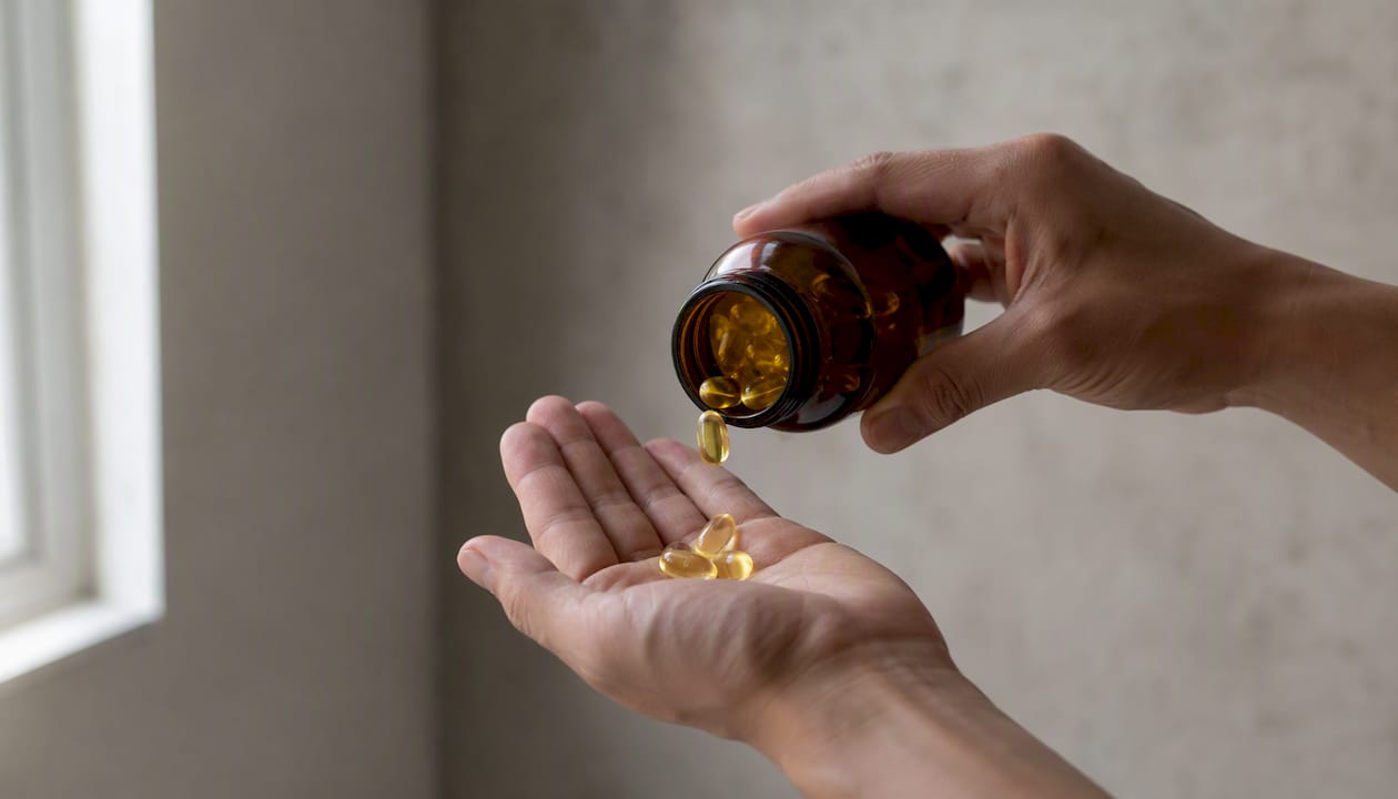 Hand pouring omega-3 capsules