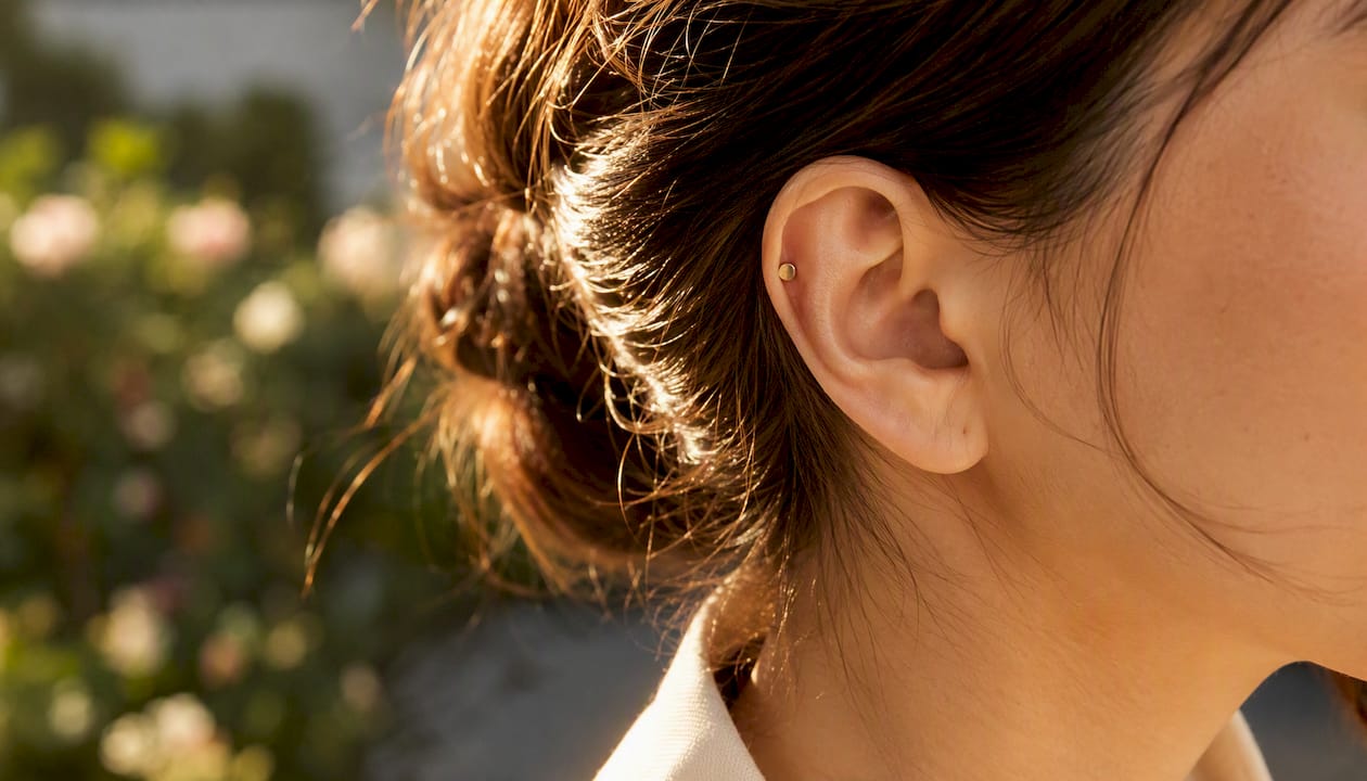 Ear cartilage with flat-back labret earring