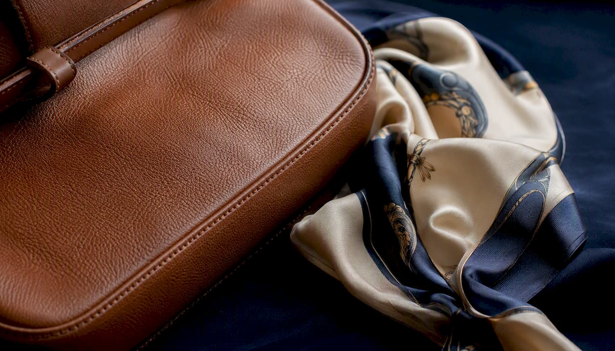 Superficie de bolso de piel combinada con el toque elegante de un pañuelo de seda