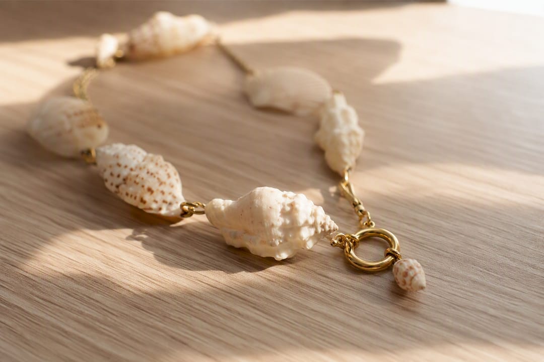 Collar hecho a mano con conchas marinas y toques dorados