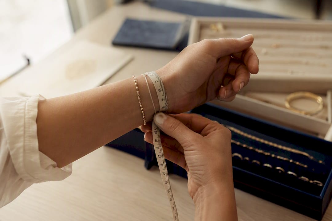 Measuring wrist wear point with fabric tape