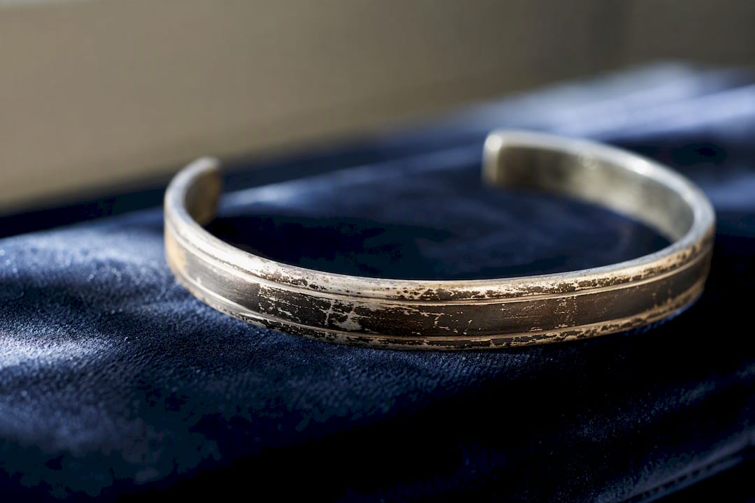 Detalle del desgaste en joya de plata bañada