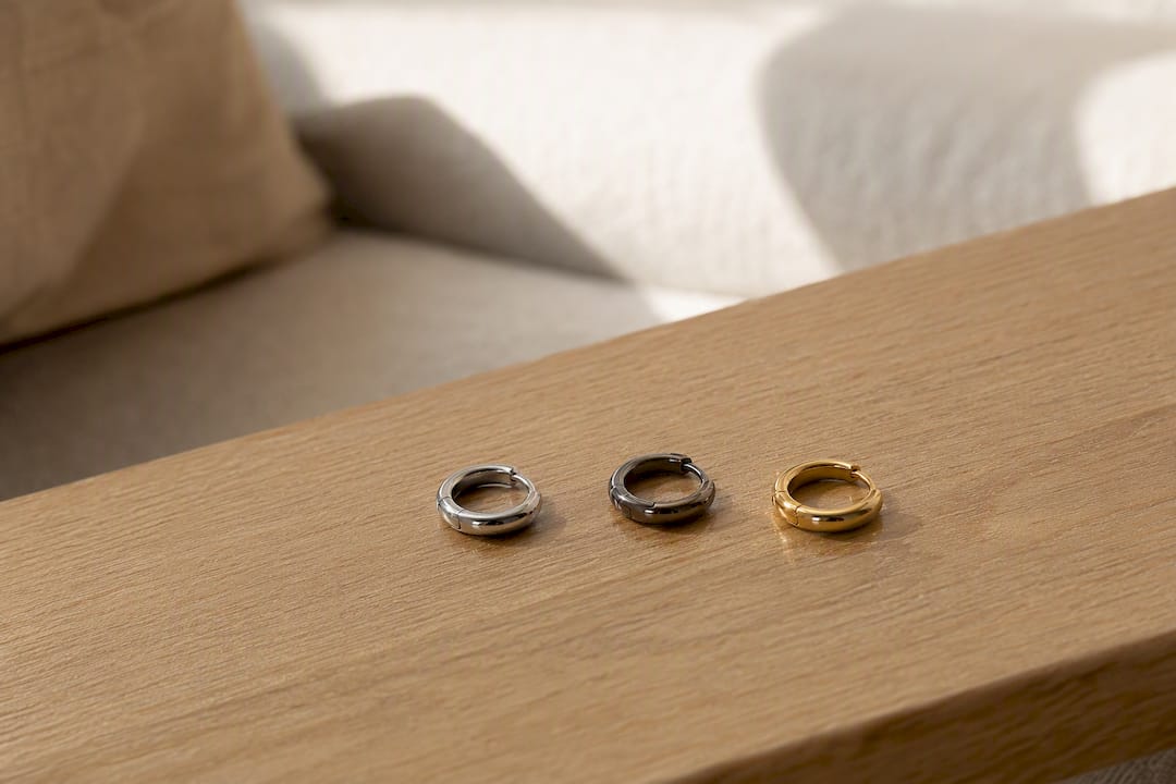 Aretes huggie en oro, plata y acero inoxidable