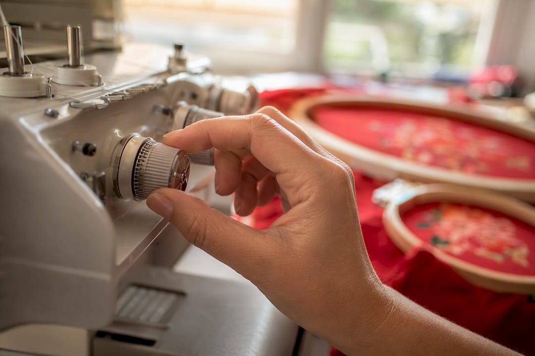 Hand adjusting embroidery machine tension dial