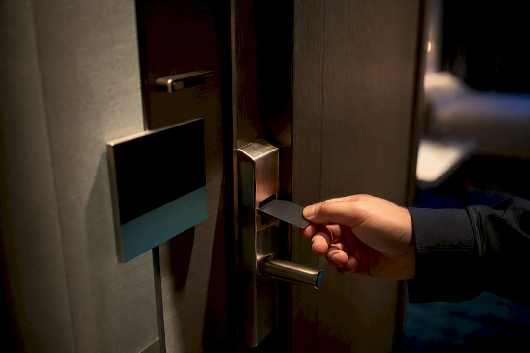 La chiave elettronica della camera dell’hotel inserita nella serratura della porta