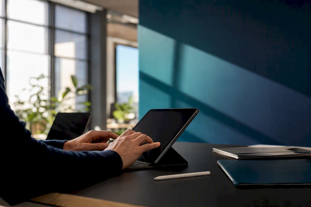 Mani che interagiscono con un dispositivo touchscreen