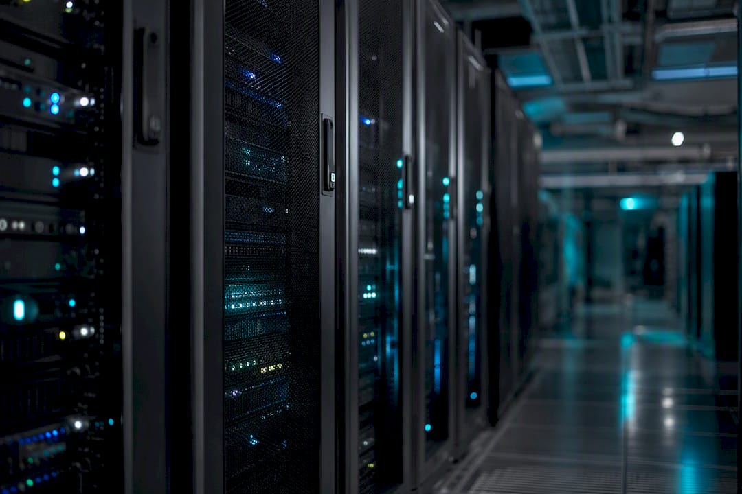 Sala server moderna con armadi tecnologici