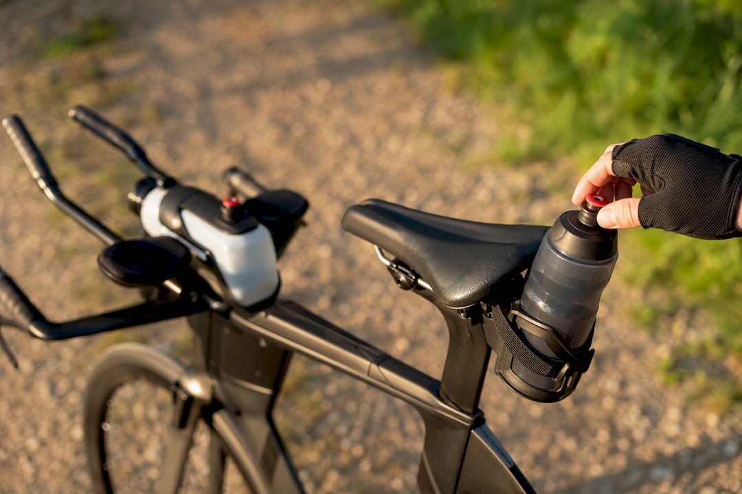 Dual hydration bottles mounted on triathlon bike
