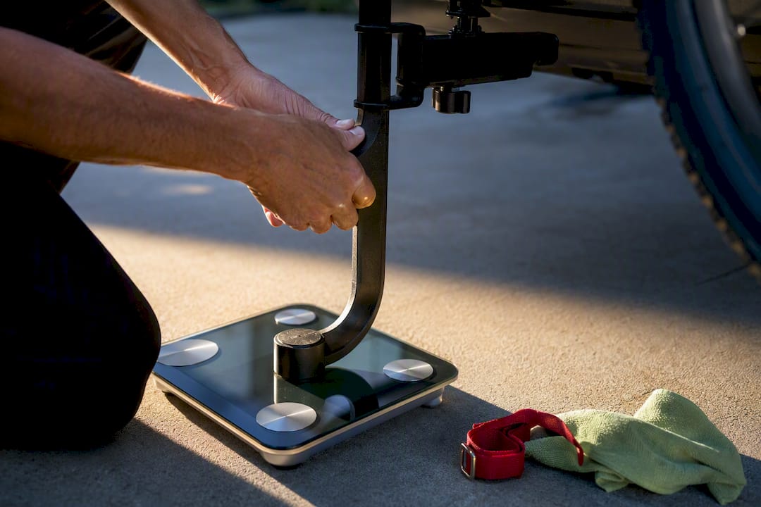 Bathroom scale measuring hitch rack load