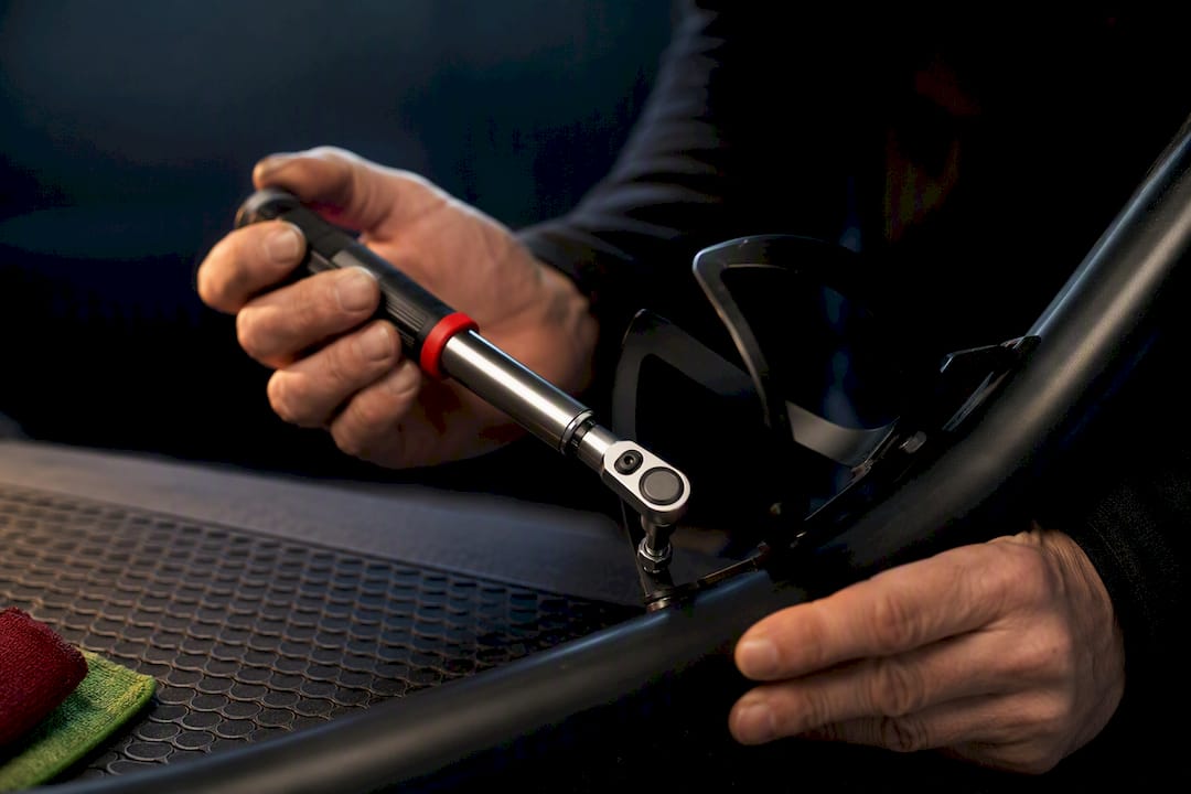 Torque wrench tightening bottle cage bolt