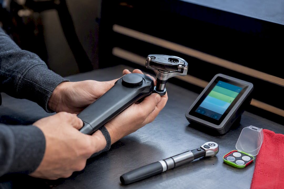 Hands performing power meter zero offset
