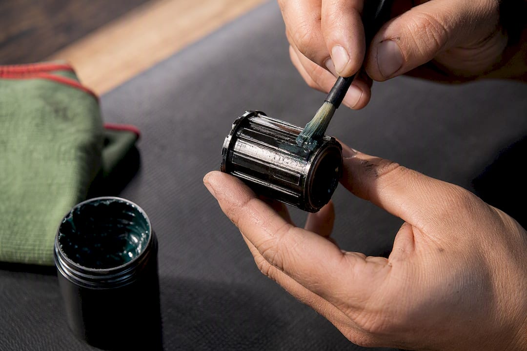 Mechanic greasing freehub body splines