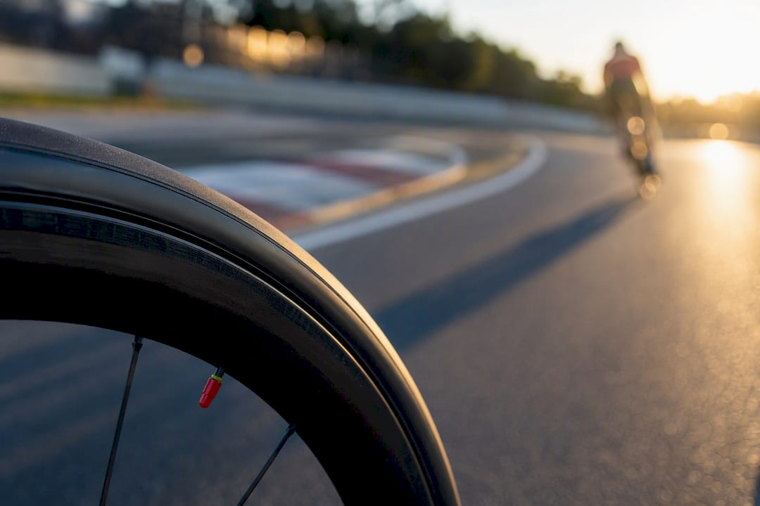 Aero tire racing on a closed course