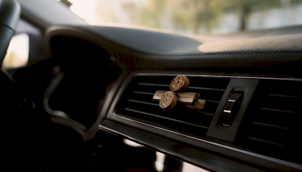 Clothespin vent-clip diffuser with essential oils
