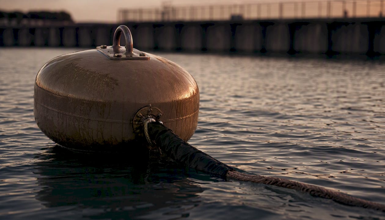 Rated mooring buoy with protected pennant