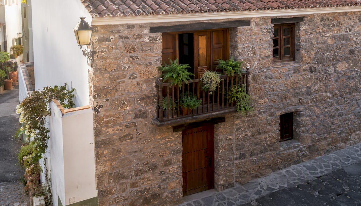 Fachada de casa de piedra típica del norte de Tenerife