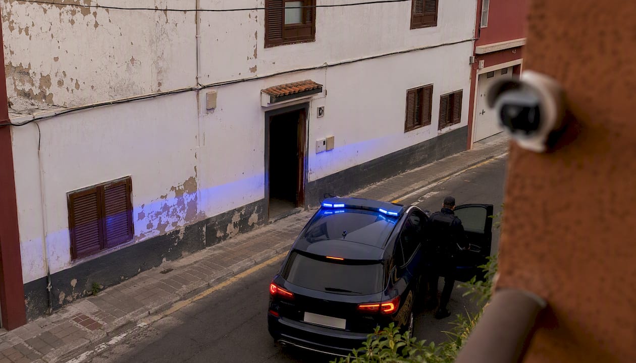 La policía llega a una vivienda ocupada