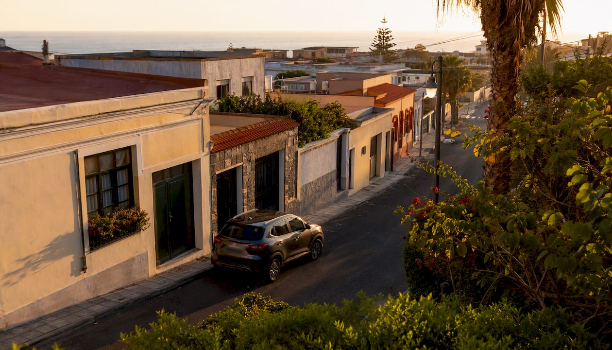 Una calle tranquila en una zona residencial del norte de Tenerife