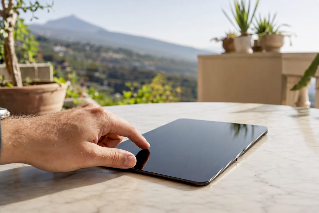 Manos deslizando información de visitas en una tablet
