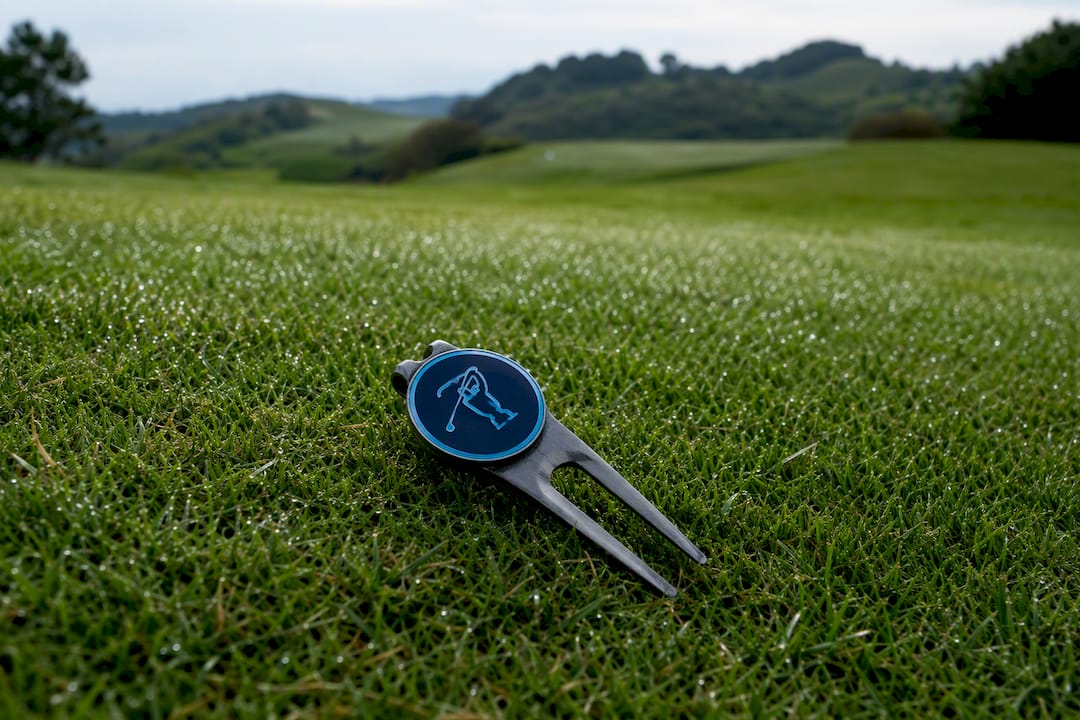 Magnetic ball marker clipped on divot tool