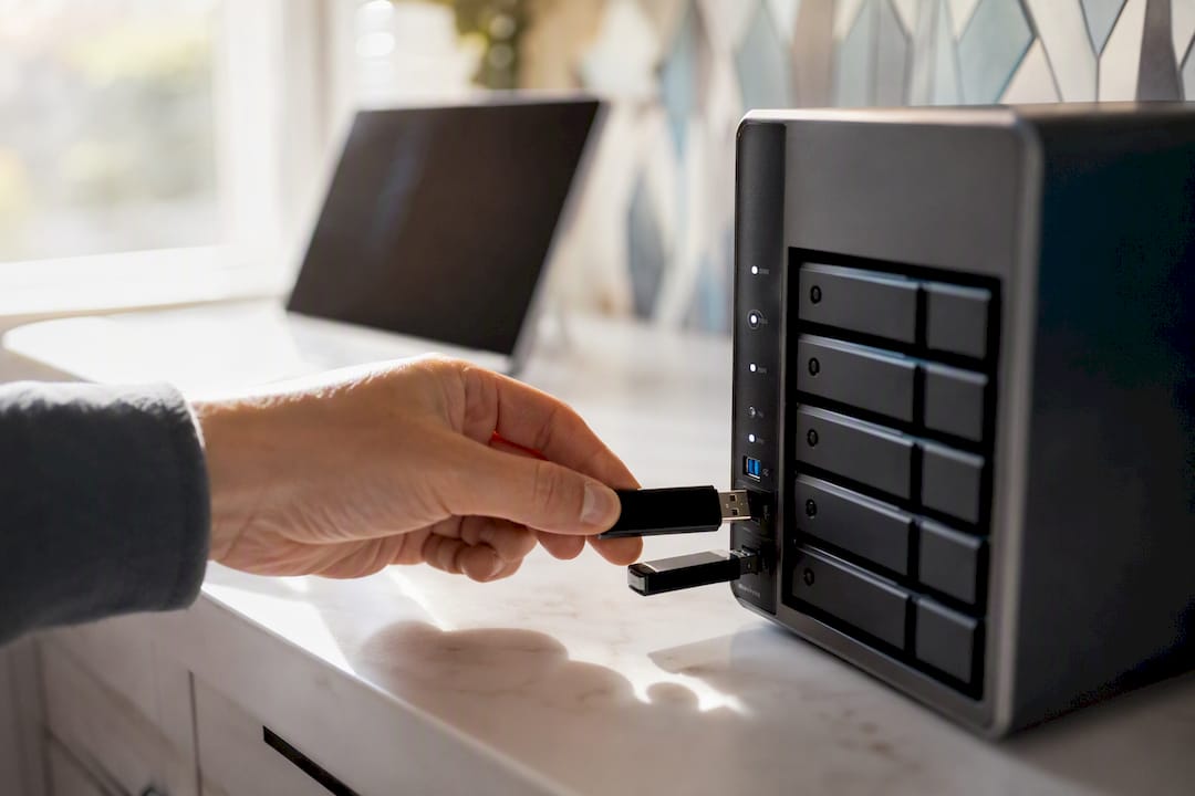Hand setting up hybrid cloud and local backups