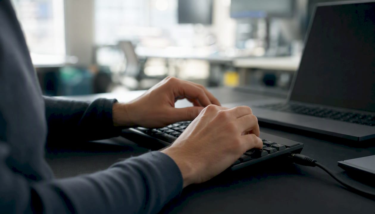 Roke, ki z uporabo tipkovnice neposredno upravljajo vtičnike