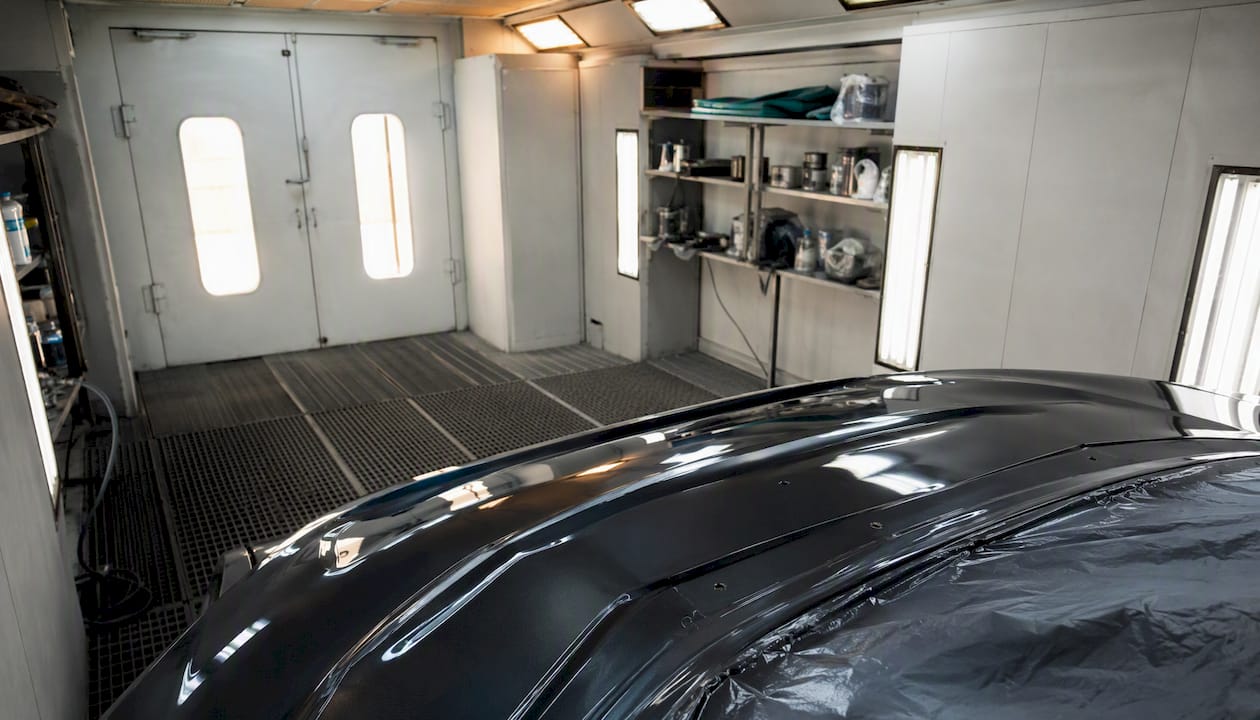 Interior de cabina de pintura presurizada equipada con sistema de filtración