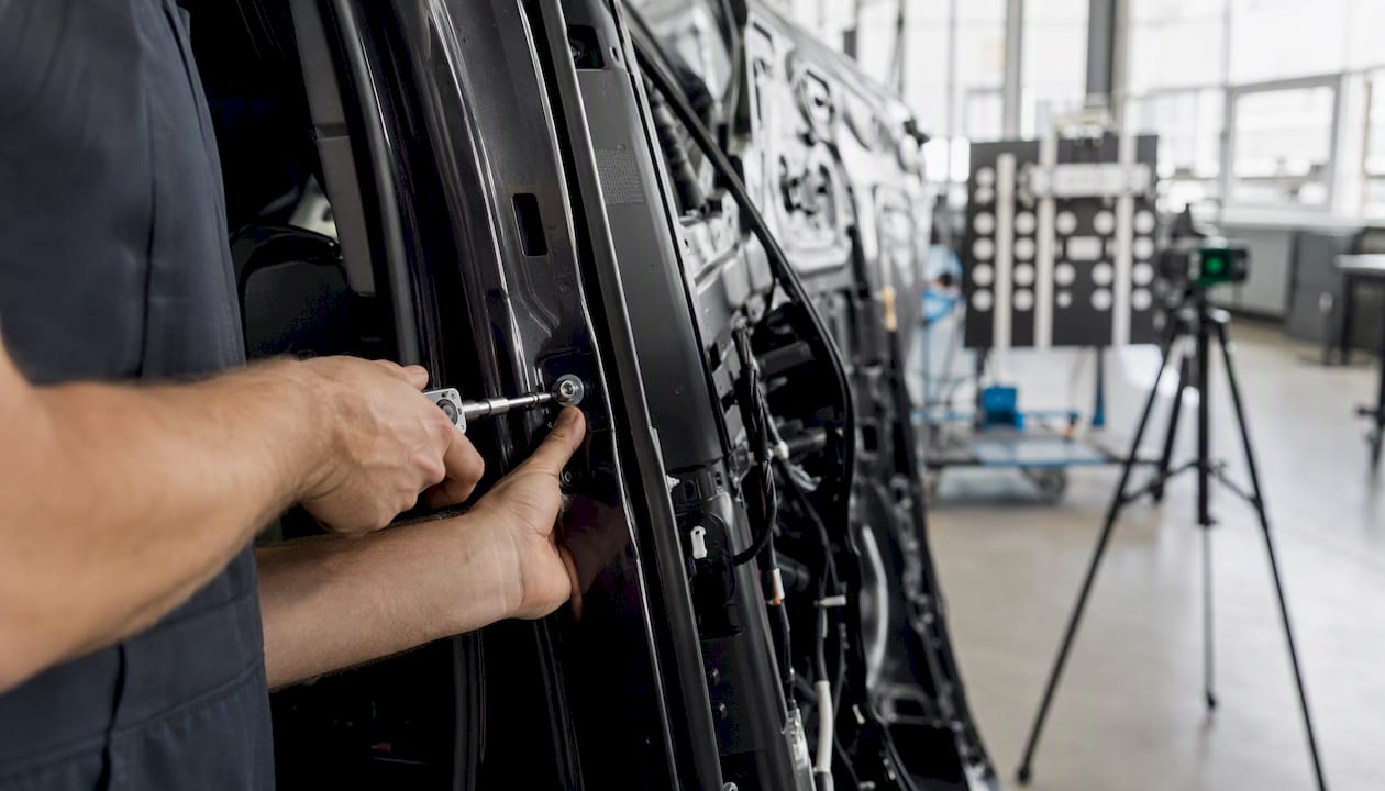 Técnico realizando la instalación de piezas originales y registrando el proceso de reparación.