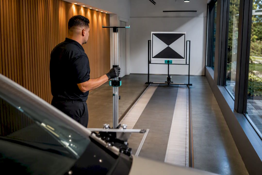 Técnico ajustando equipo de calibración ADAS
