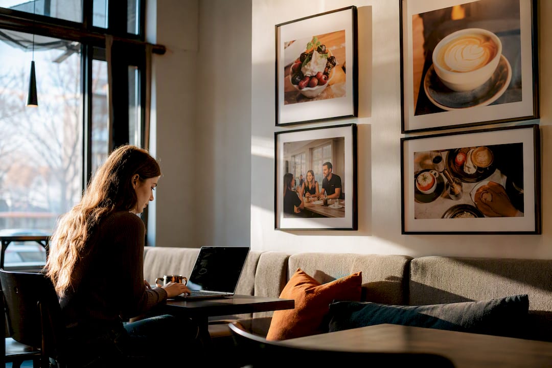 Interno di un bar con foto aggiornate alle pareti