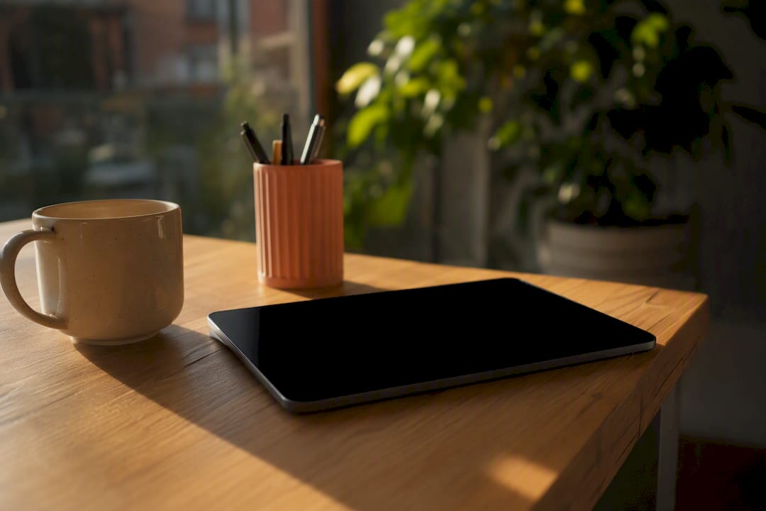 Tablet e accessori sulla scrivania con schermo spento
