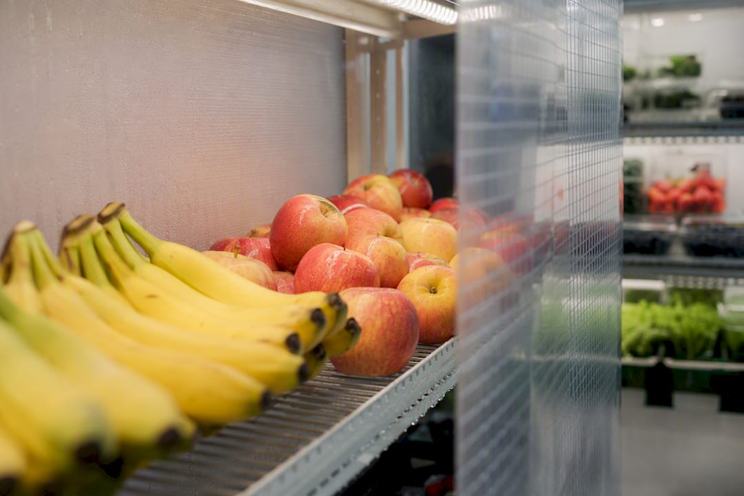 Cold storage shelves segregating ethylene-producing and sensitive fruits