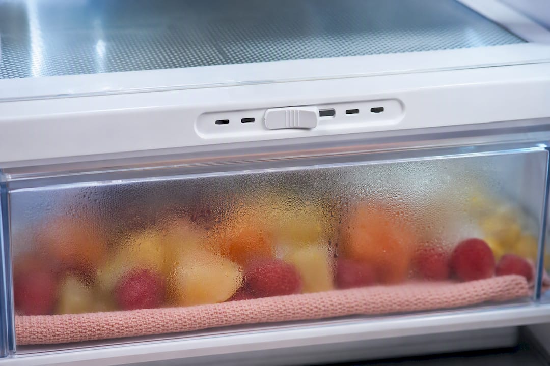 Humidity-controlled crisper drawer interior