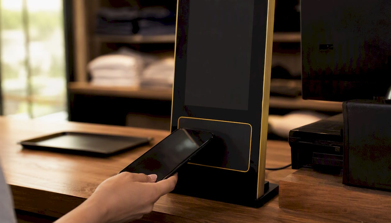 Kontaktlos bezahlen per NFC oder QR-Code – einfach das Handy ans Display halten.