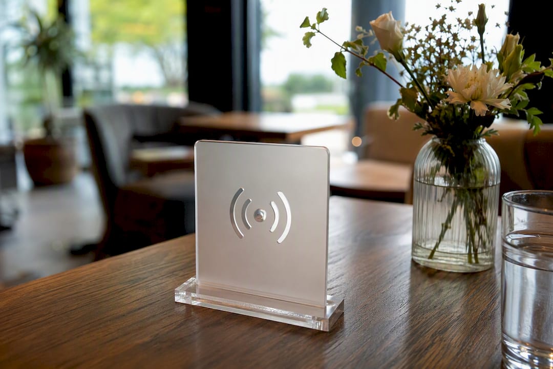 NFC-Tischaufsteller aus Acryl auf dem Restauranttisch