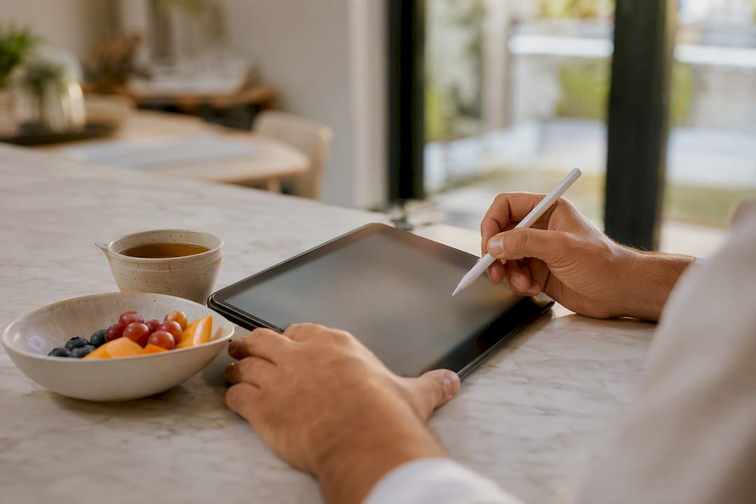 Hände schreiben eine Dankesantwort auf einem digitalen Tablet