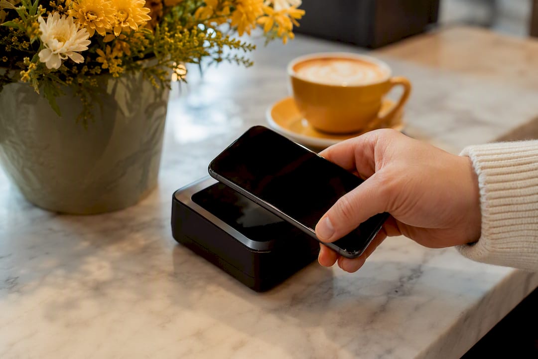Smartphone in der Nähe eines NFC-Kontaktloslesers, Nahaufnahme